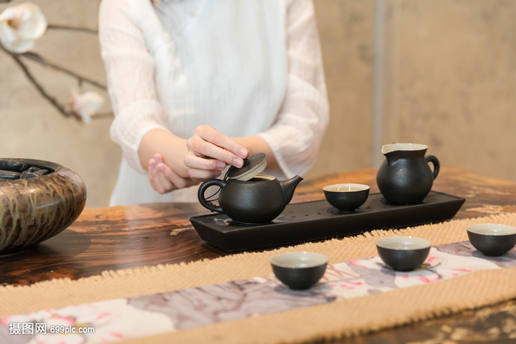 赢博体育官网入口：茶艺师“斗茶”秀绝活黄金茶香飘村茶大赛