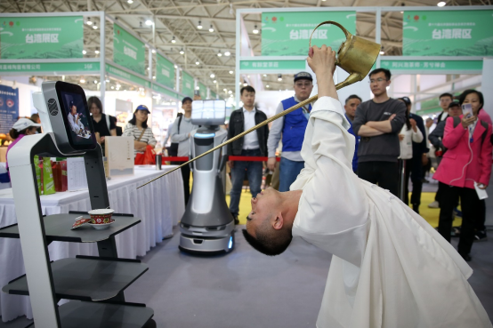 赢博体育官网入口：千年茶文化遇上高科技茶博会上机器人“秀茶艺”(图3)