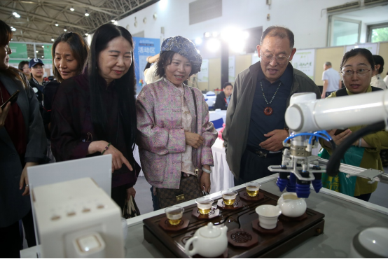 赢博体育官网入口：千年茶文化遇上高科技茶博会上机器人“秀茶艺”(图1)